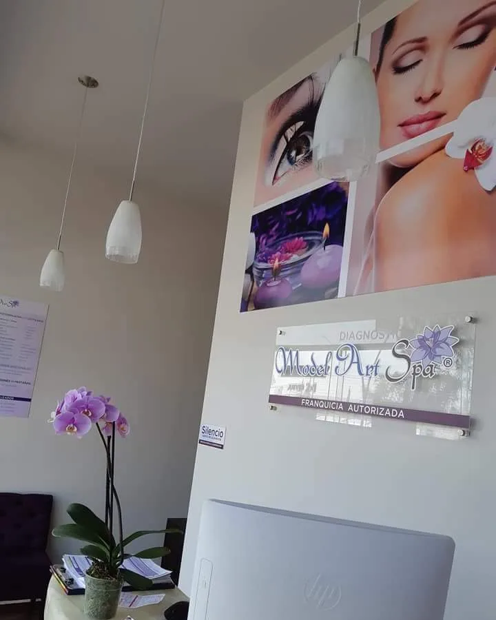 La recepción, con sus orquídeas